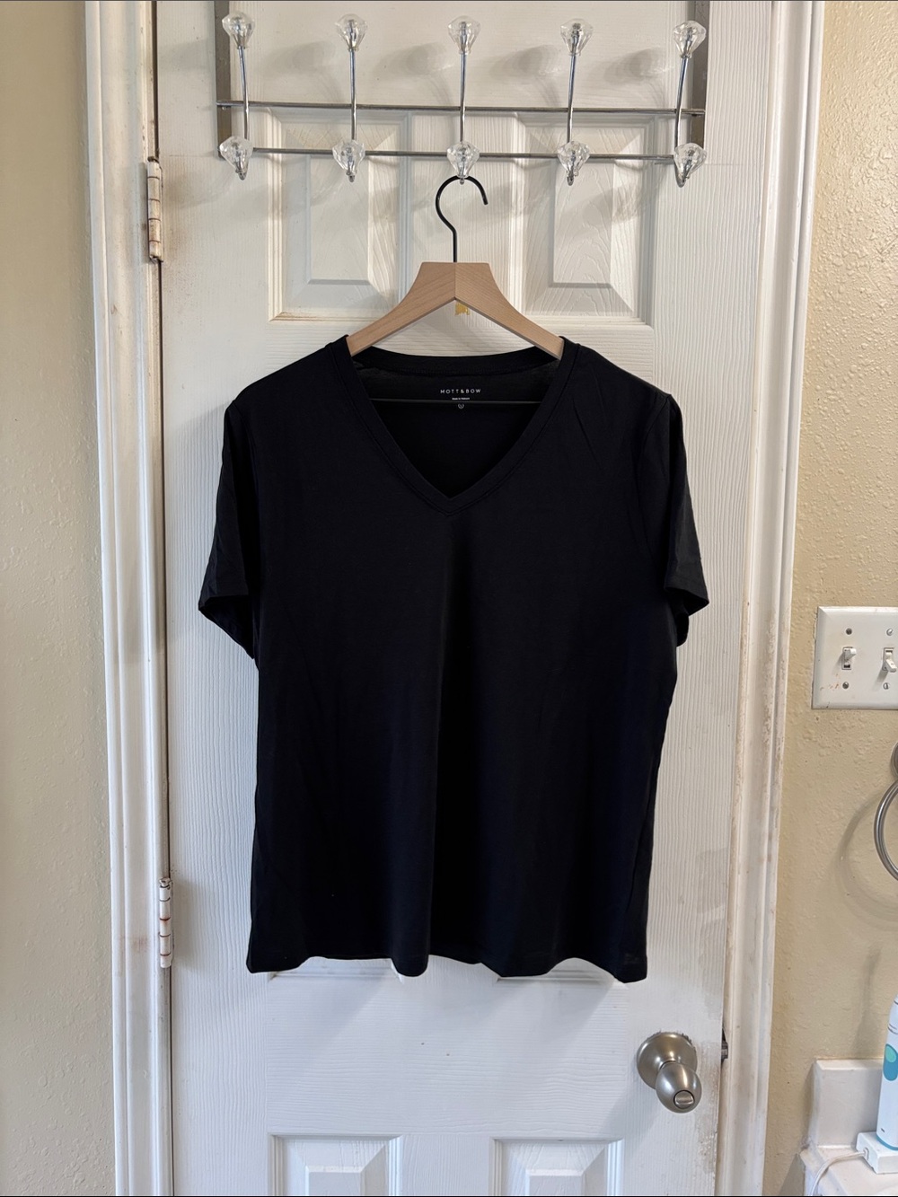 Mott & Bow Women's Black Short Sleeve Tee. NWOT